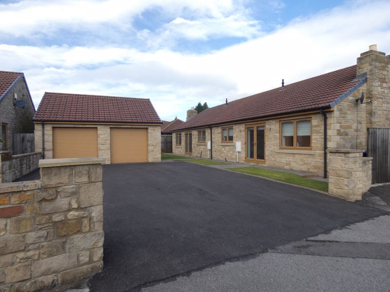 DRIVEWAY/SINGLE GARAGE- click for photo gallery